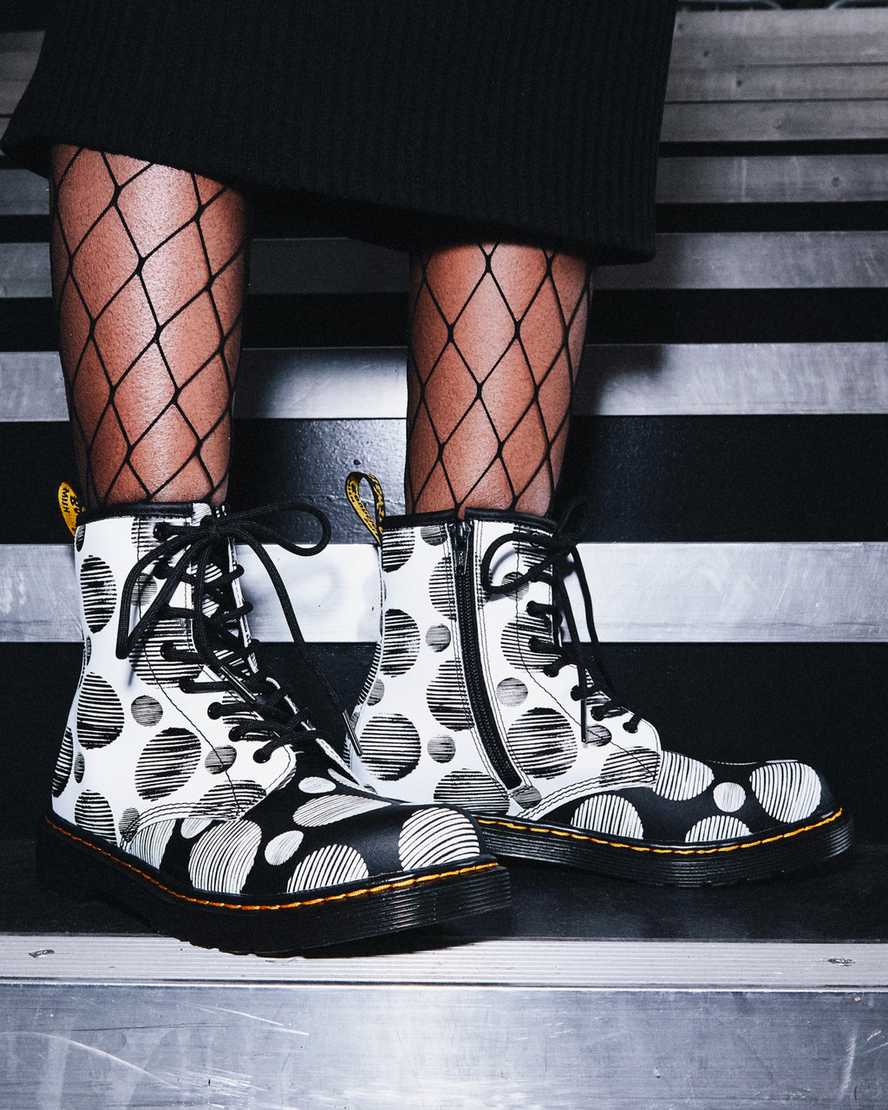 Černé dětské šněrovací boty dr. martens 1460 s puntíky