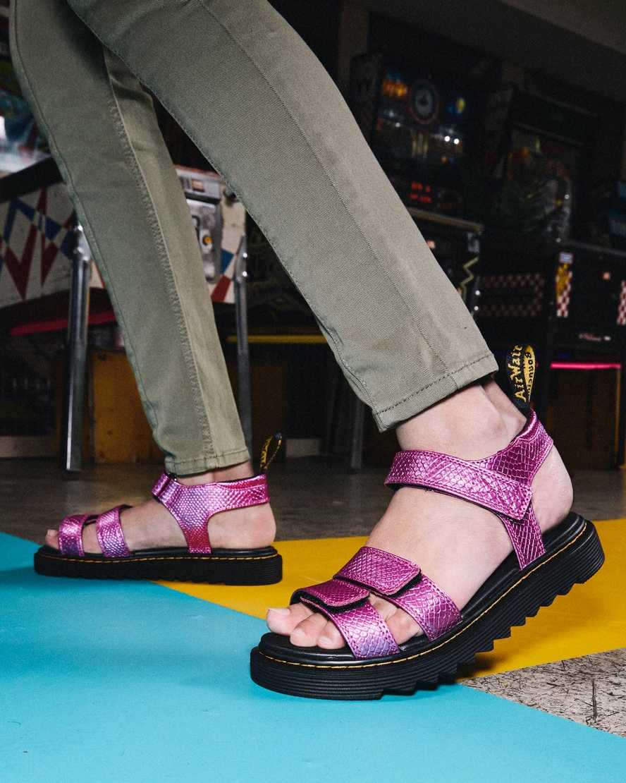 dětské sandály dr. martens klaire reptile emboss strap růžové