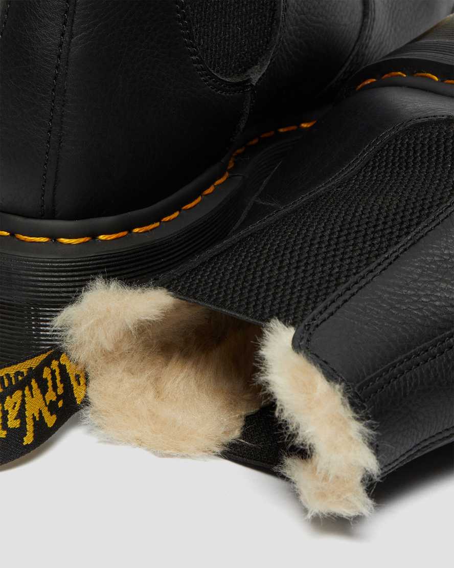 Černé pánské boty dr. martens 2976 s podšívkou z umělé kožešiny na platformě chelsea