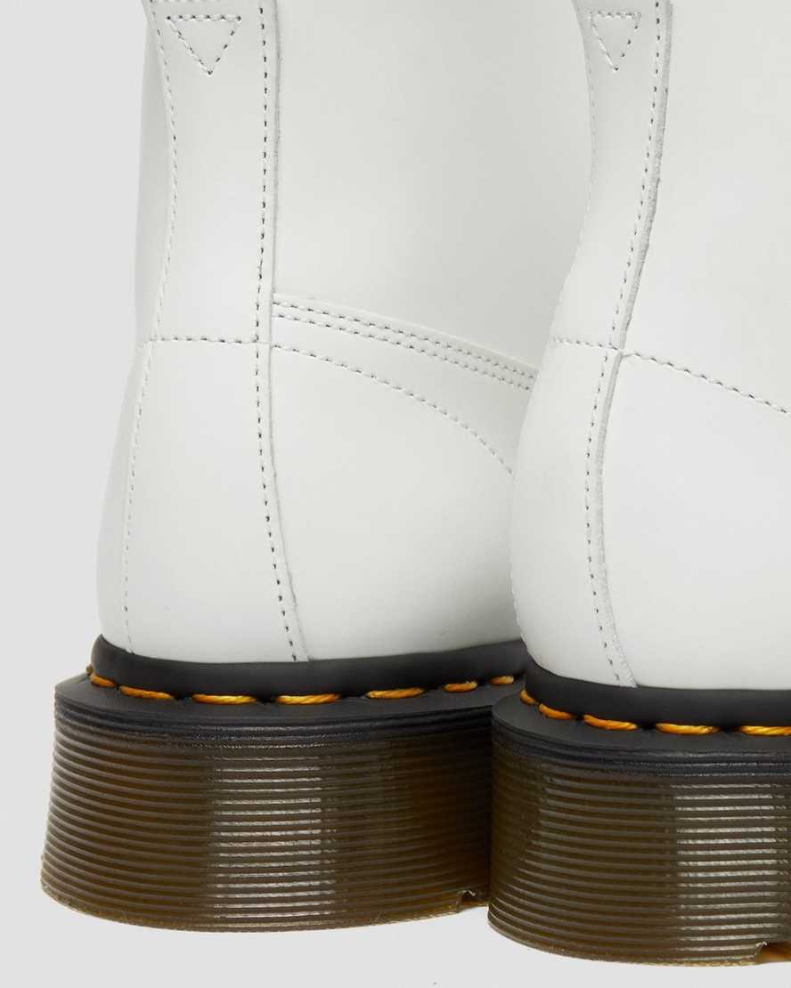 bílé pánské boty dr. martens church smooth monkey
