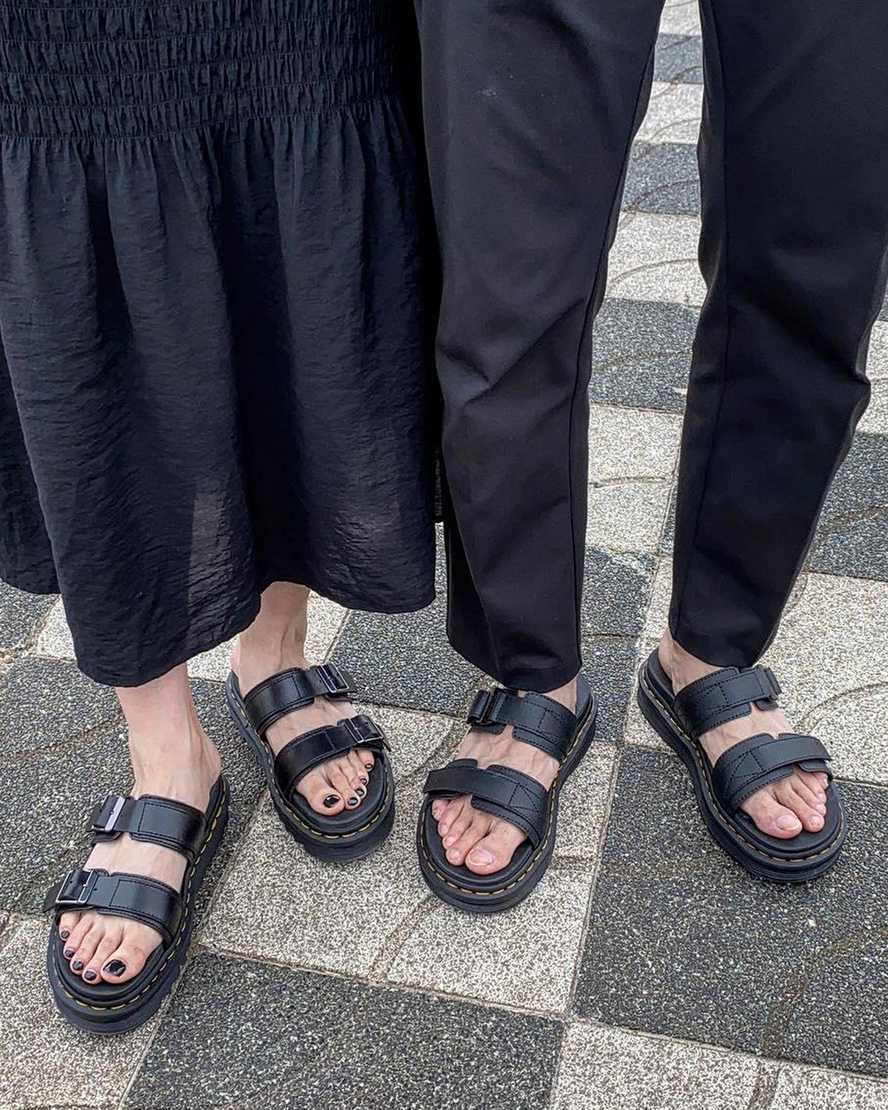Černé pánské nazouvací sandály dr. martens chilton