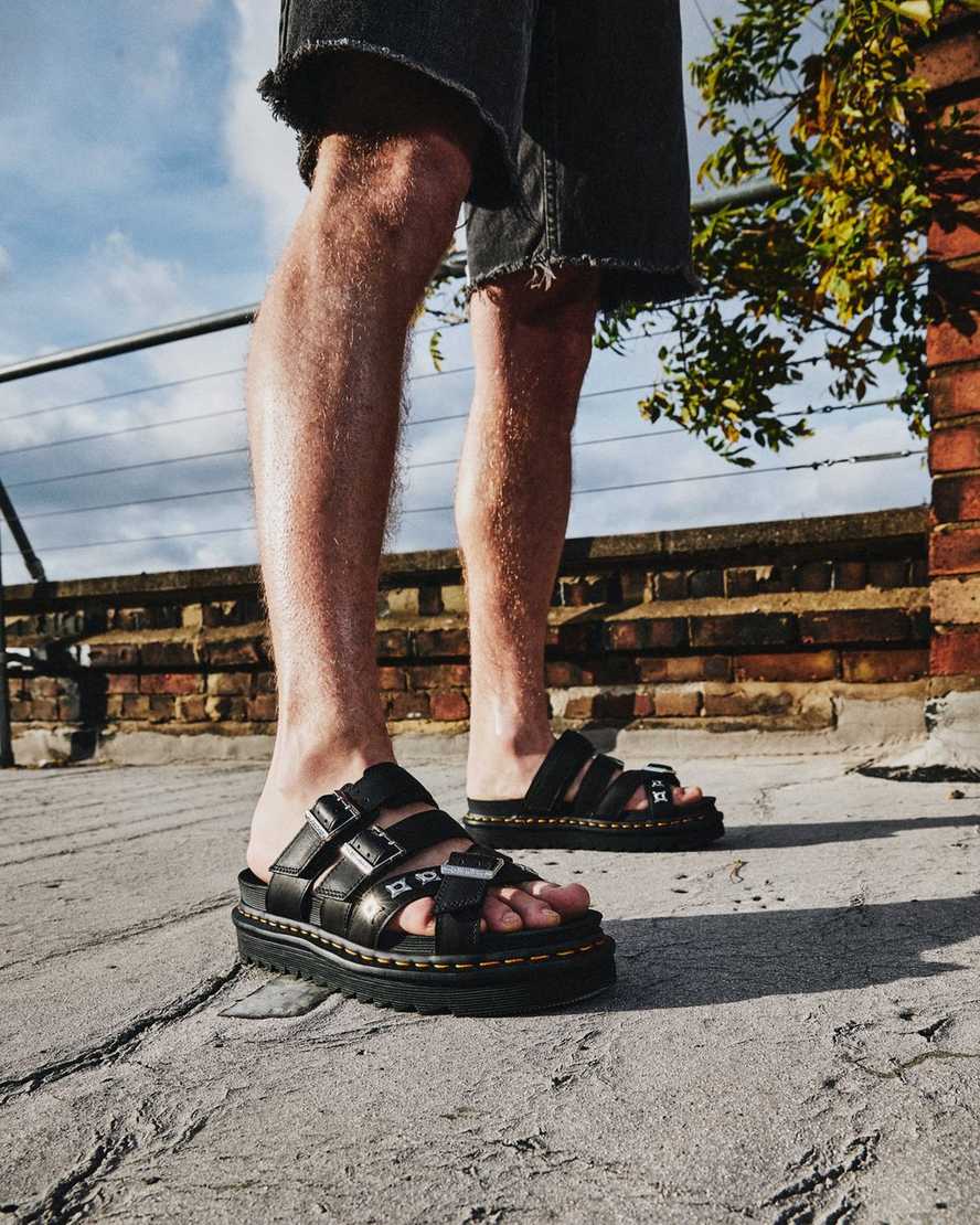 Černé pánské pantofle dr. martens ryker ii s hardwarovým páskem