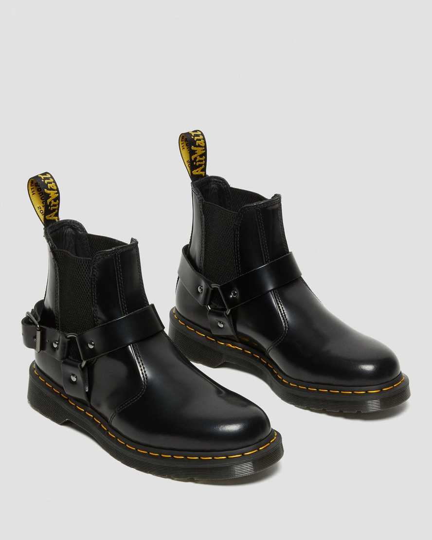 Černé dámské boty dr. martens wincox smooth s přezkou