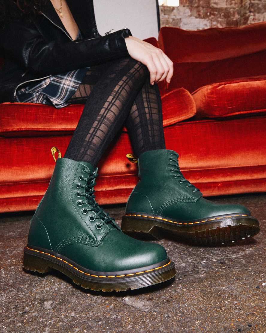 dámské volnočasové boty dr. martens 1460 pascal virginia v zelené barvě