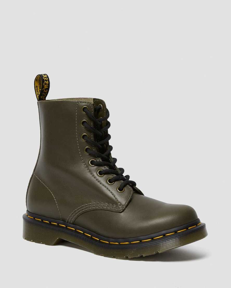 dámské volnočasové boty dr. martens 1460 pascal wanama v olivové barvě