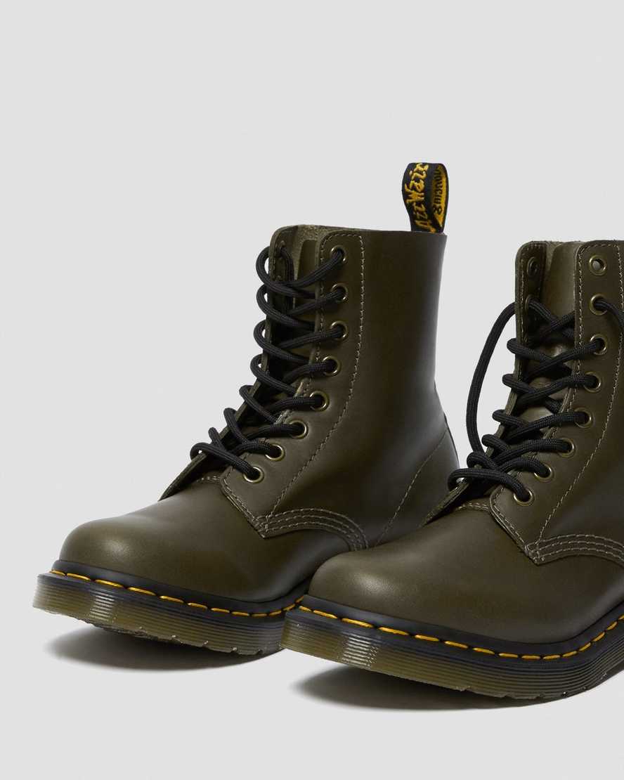 dámské volnočasové boty dr. martens 1460 pascal wanama v olivové barvě