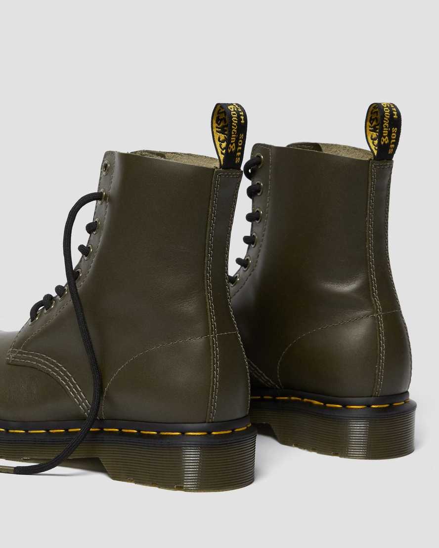 dámské volnočasové boty dr. martens 1460 pascal wanama v olivové barvě