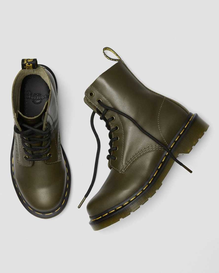 dámské volnočasové boty dr. martens 1460 pascal wanama v olivové barvě