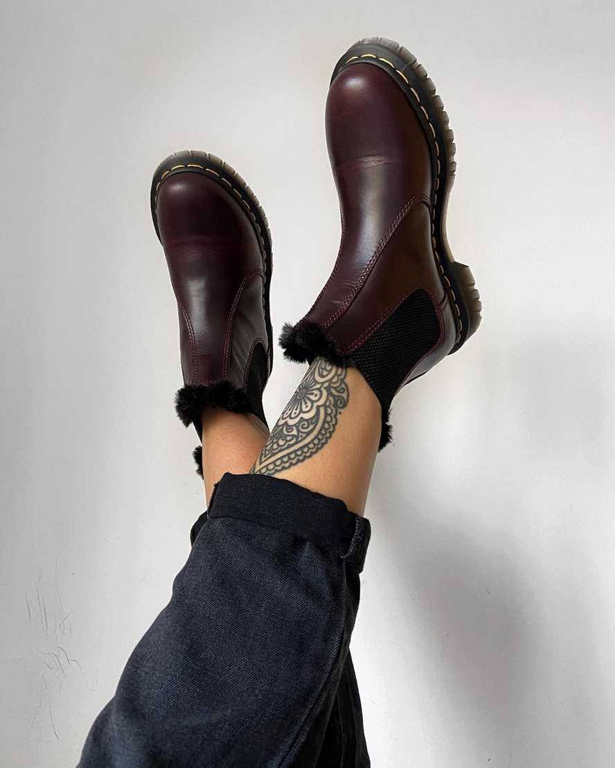 vínové dámské boty dr. martens 2976 leonore s podšívkou z umělé kožešiny chelsea