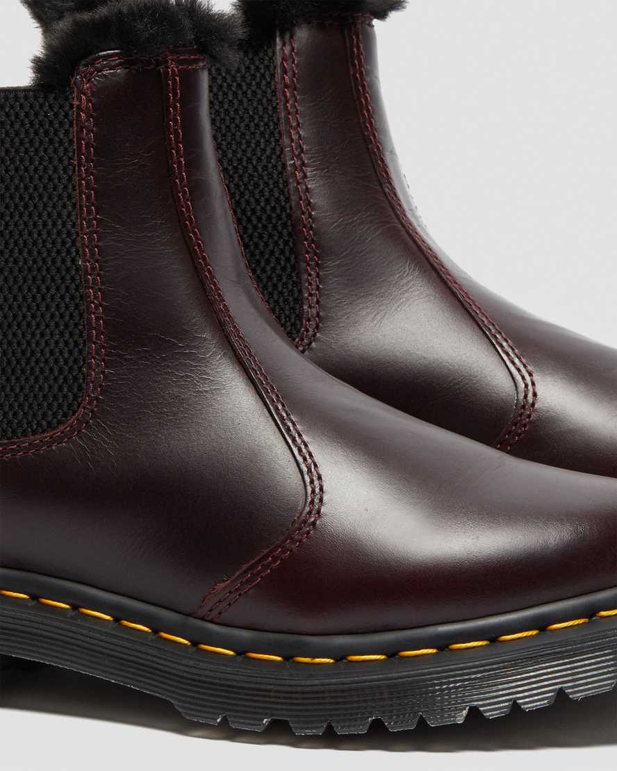 vínové dámské boty dr. martens 2976 leonore s podšívkou z umělé kožešiny chelsea