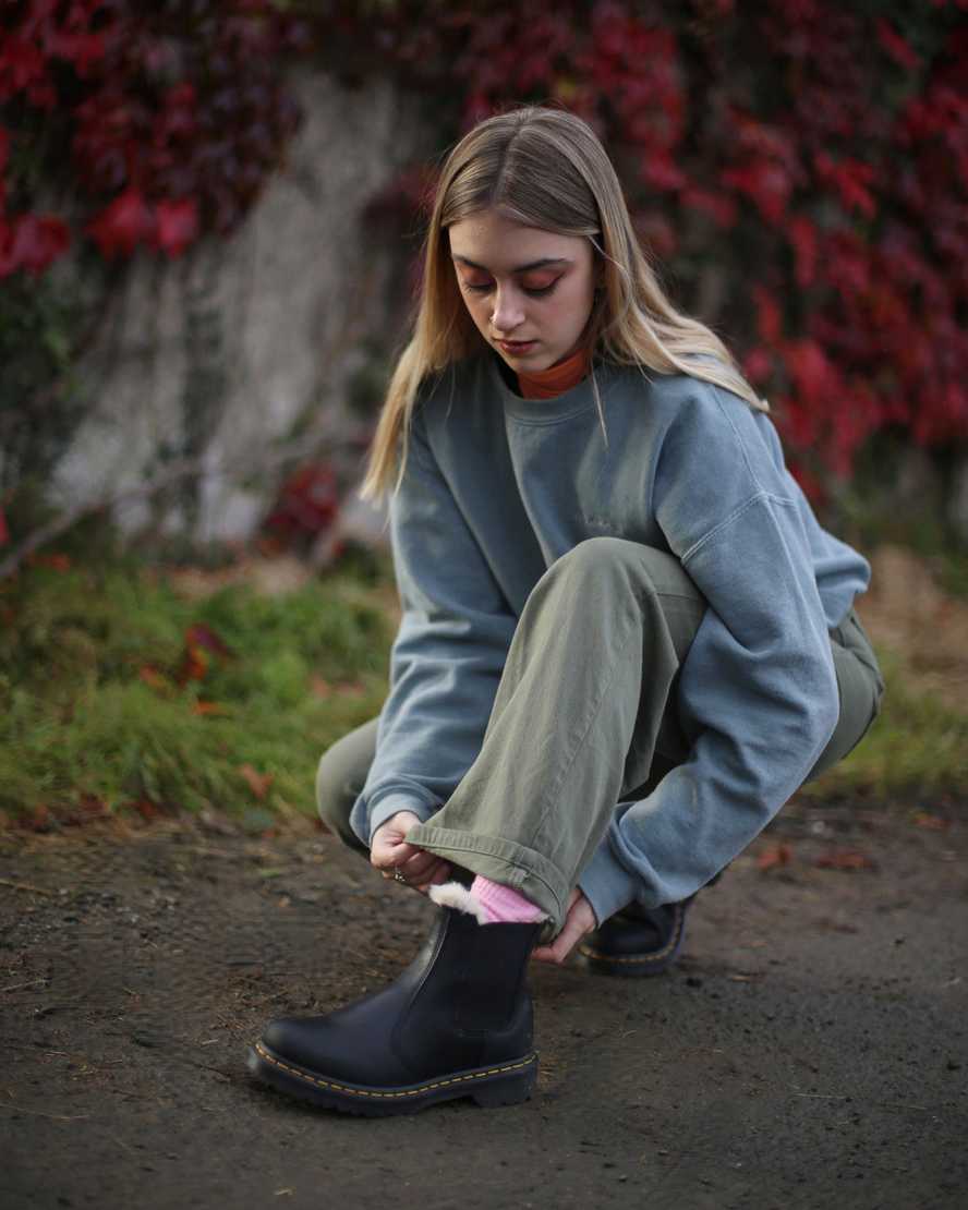 Černé dámské boty dr. martens 2976 s podšívkou z umělé kožešiny chelsea