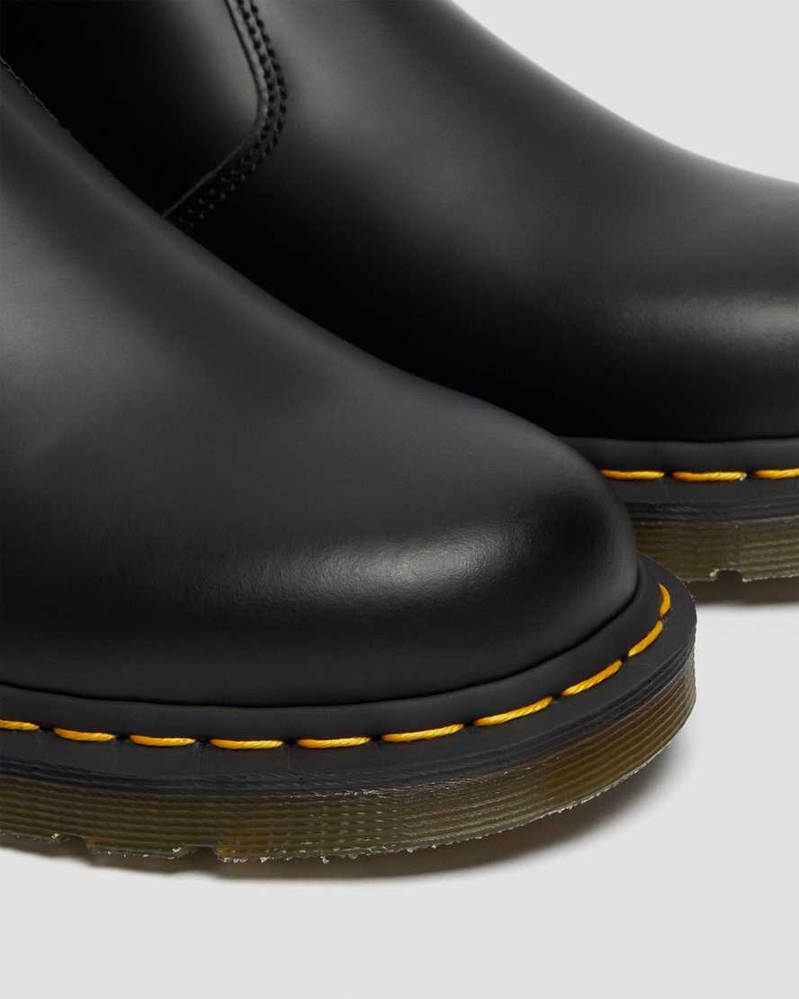 dámské boty dr. martens 2976 yellow stitch smooth chelsea v černé barvě