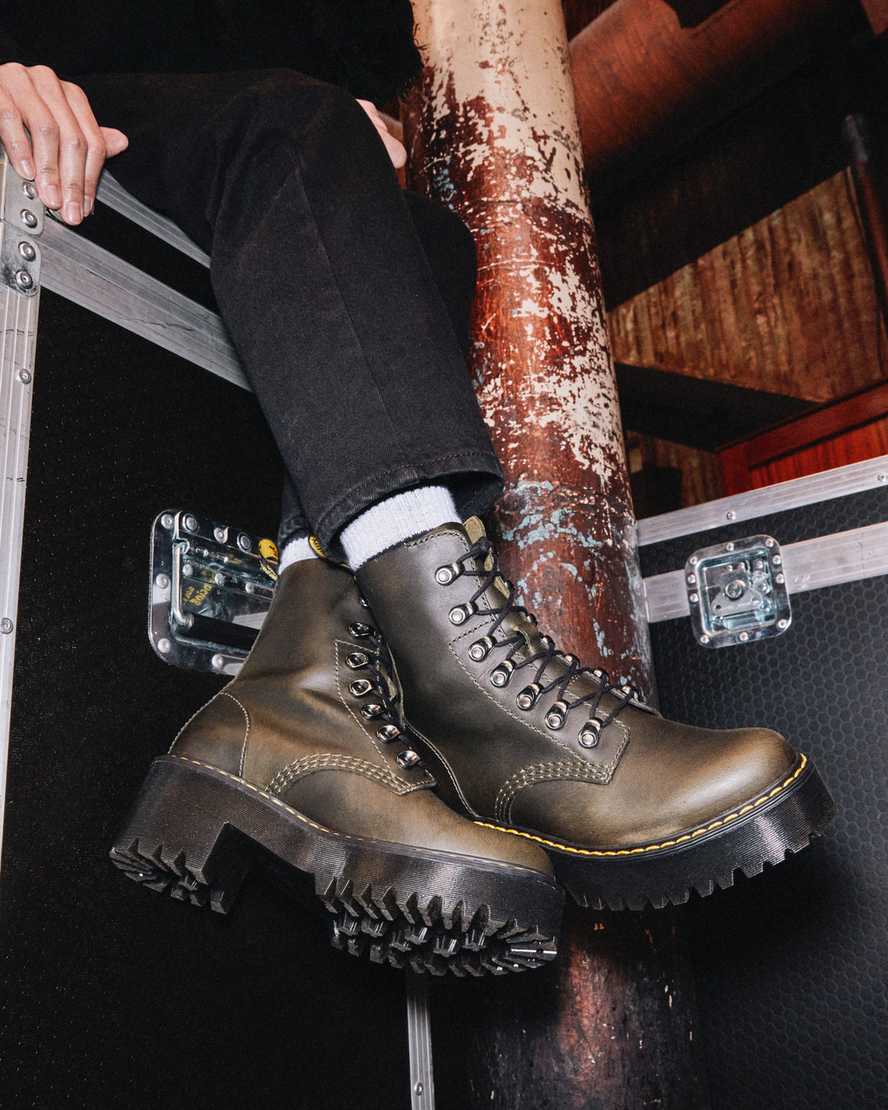 hnědé dámské boty na podpatku dr. martens leona