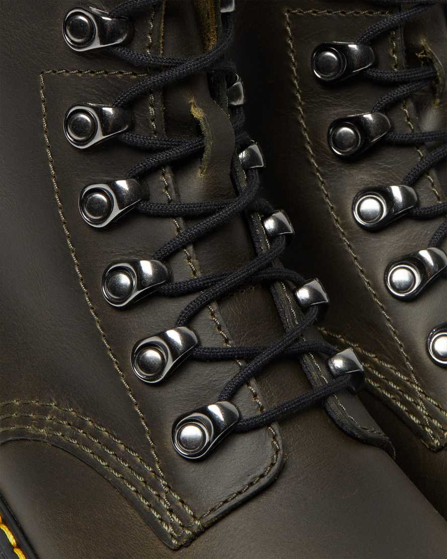 hnědé dámské boty na podpatku dr. martens leona