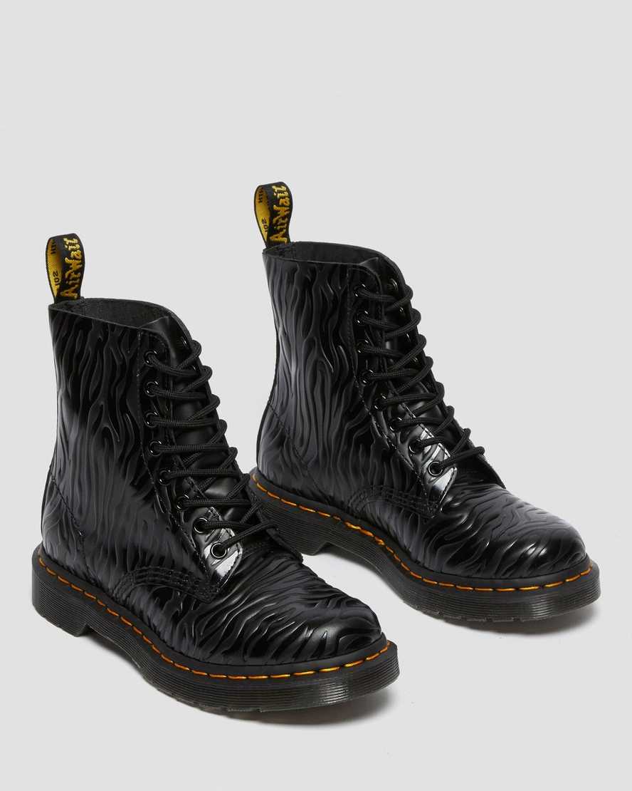 Černé dámské šněrovací boty dr. martens 1460 pascal zebra emboss