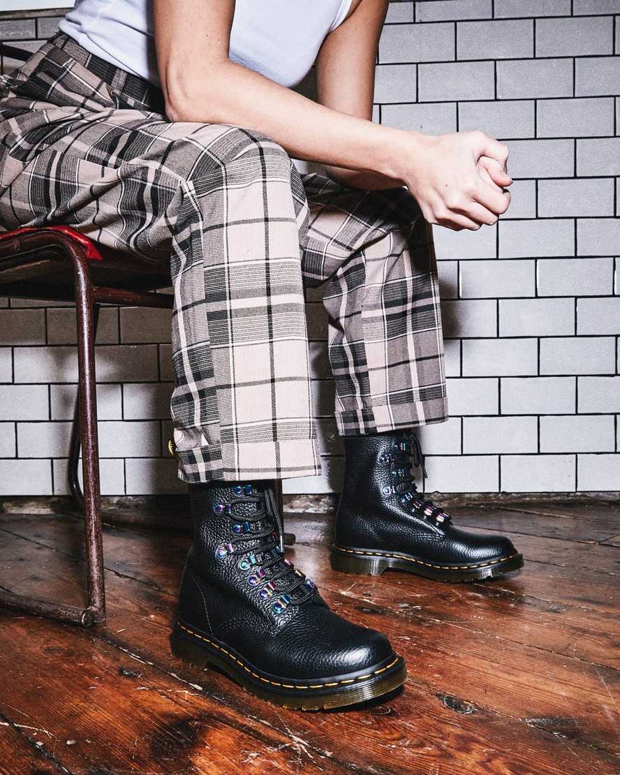 Černé dámské šněrovací boty dr. martens 1460 pascal iridescent hardware