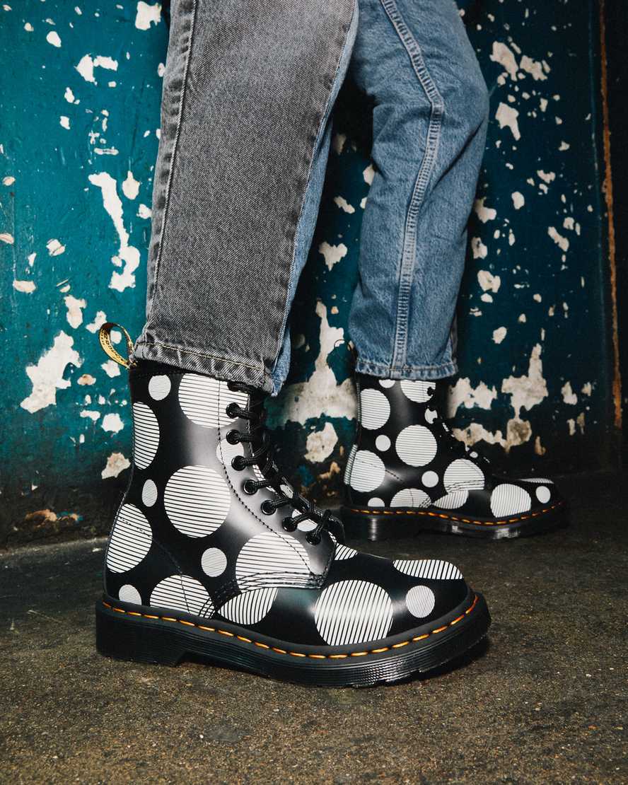 Černé dámské šněrovací boty dr. martens 1460 polka dot smooth