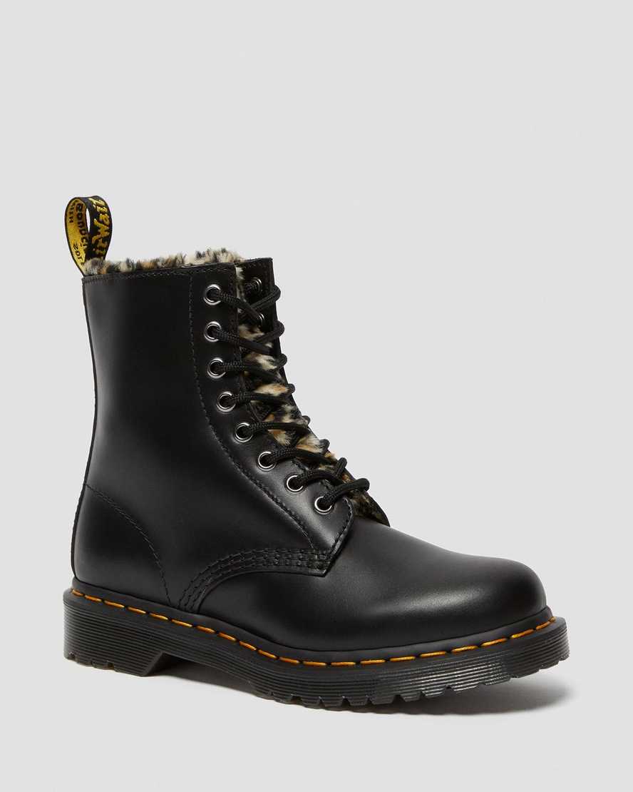Černé dámské boty dr. martens 1460 serena s leopardím vzorem a podšívkou z umělé kožešiny