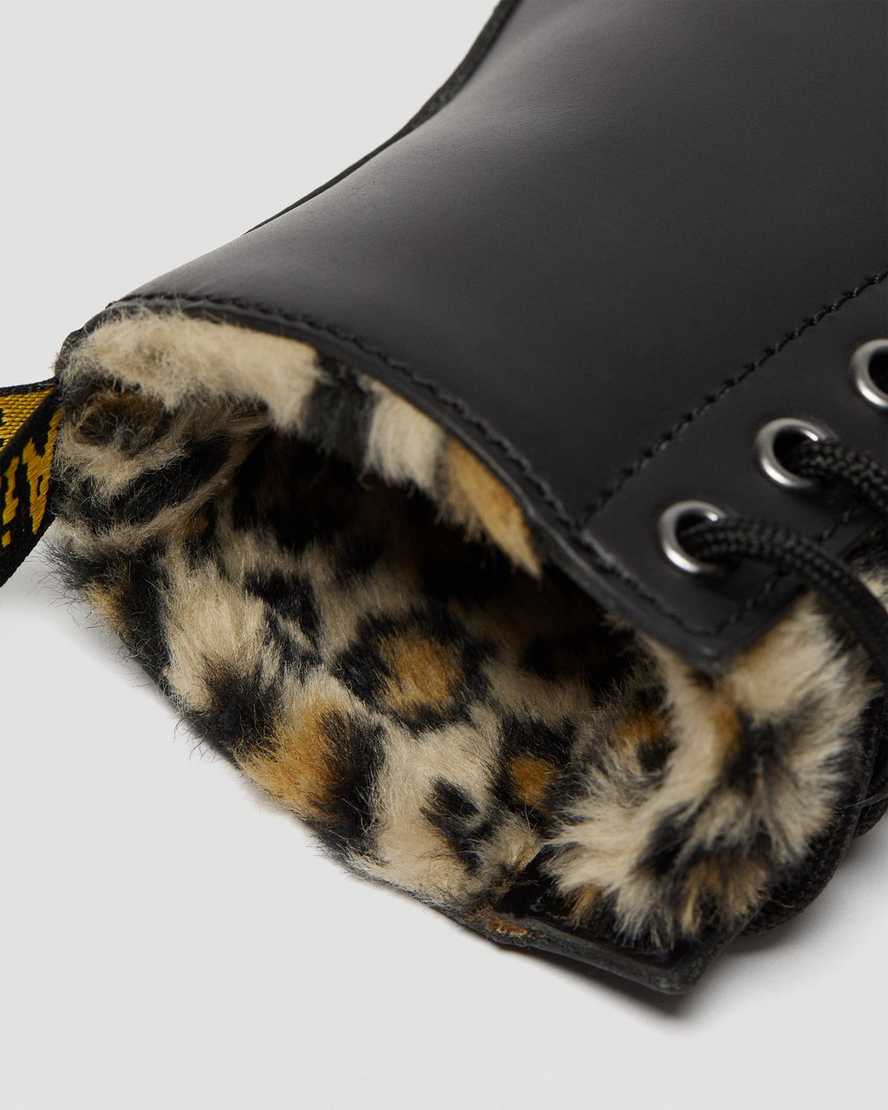 Černé dámské boty dr. martens 1460 serena s leopardím vzorem a podšívkou z umělé kožešiny