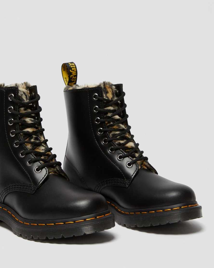 Černé dámské boty dr. martens 1460 serena s leopardím vzorem a podšívkou z umělé kožešiny
