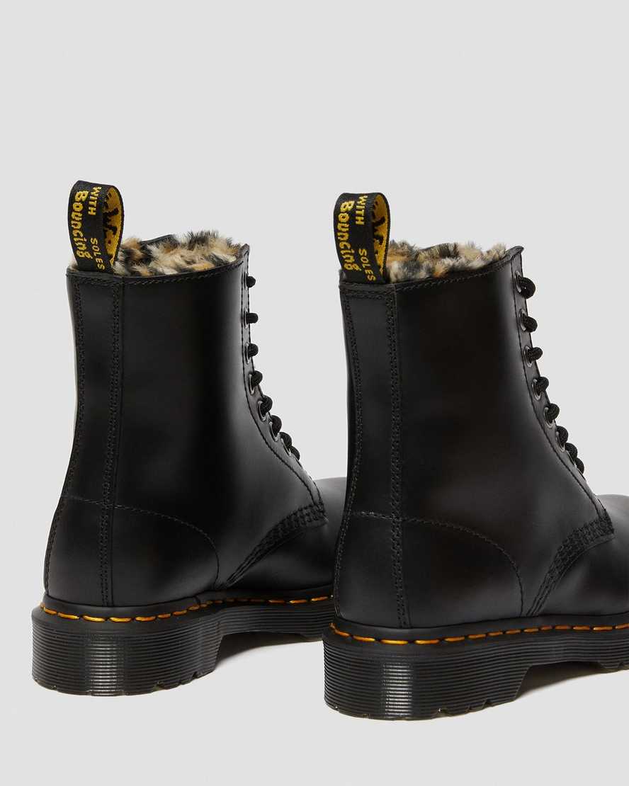 Černé dámské boty dr. martens 1460 serena s leopardím vzorem a podšívkou z umělé kožešiny