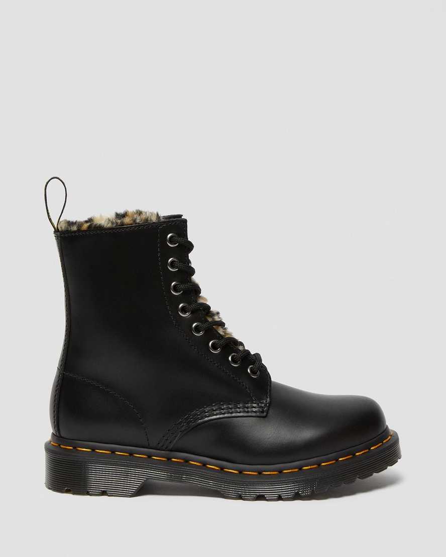 Černé dámské boty dr. martens 1460 serena s leopardím vzorem a podšívkou z umělé kožešiny