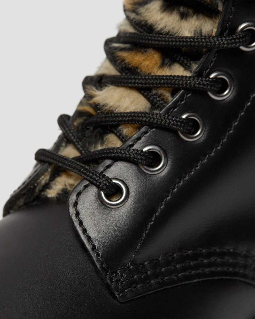 Černé dámské boty dr. martens 1460 serena s leopardím vzorem a podšívkou z umělé kožešiny