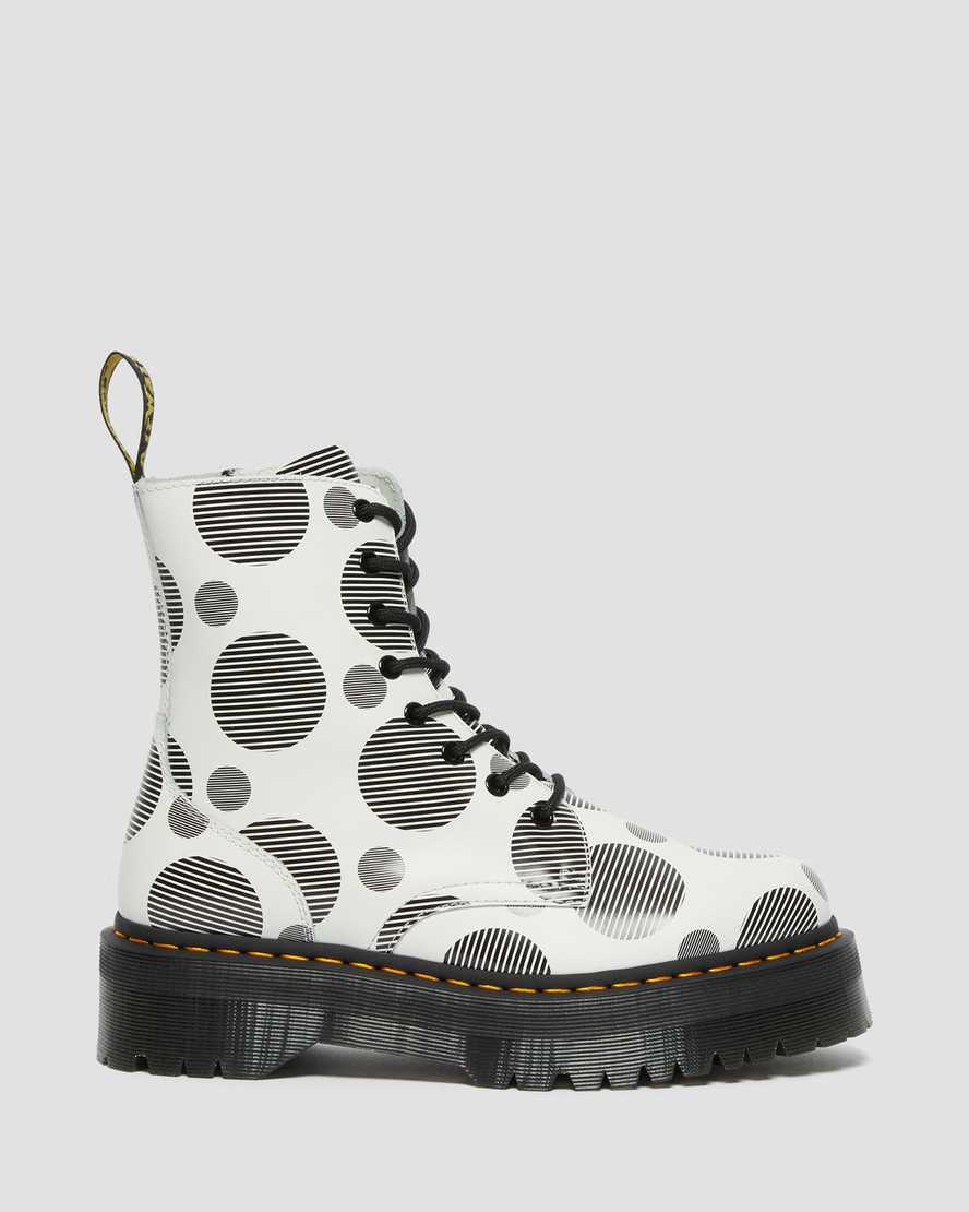 bílé dámské boty na platformě dr. martens jadon s puntíkovaným vzorem a hladkým povrchem