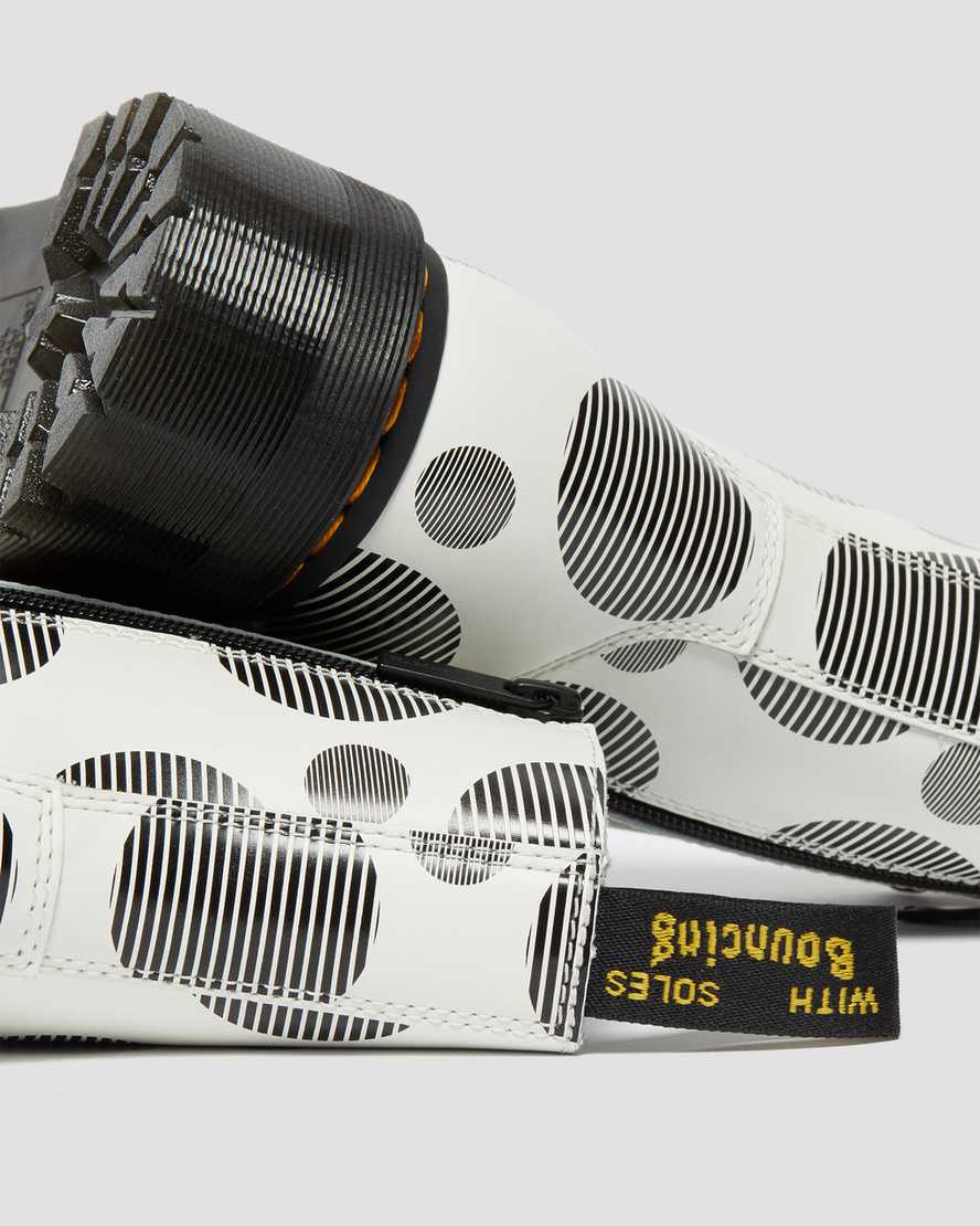 bílé dámské boty na platformě dr. martens jadon s puntíkovaným vzorem a hladkým povrchem