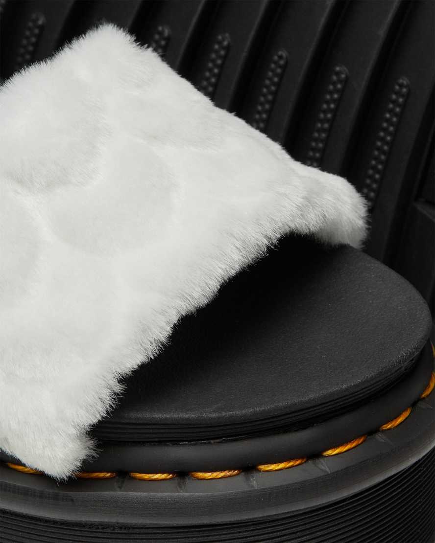 bílé dámské sandály dr. martens voss fluffy faux fur na platformě