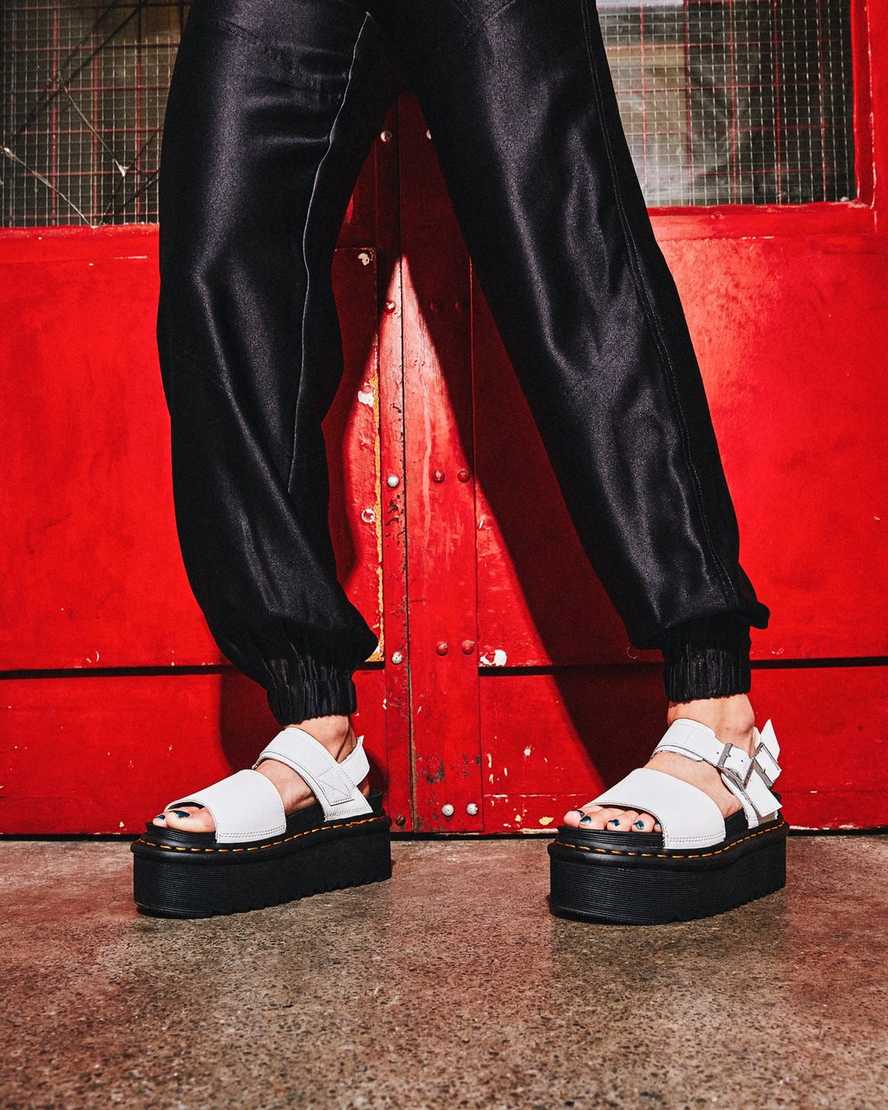 bílé dámské sandály na platformě dr. martens voss strap