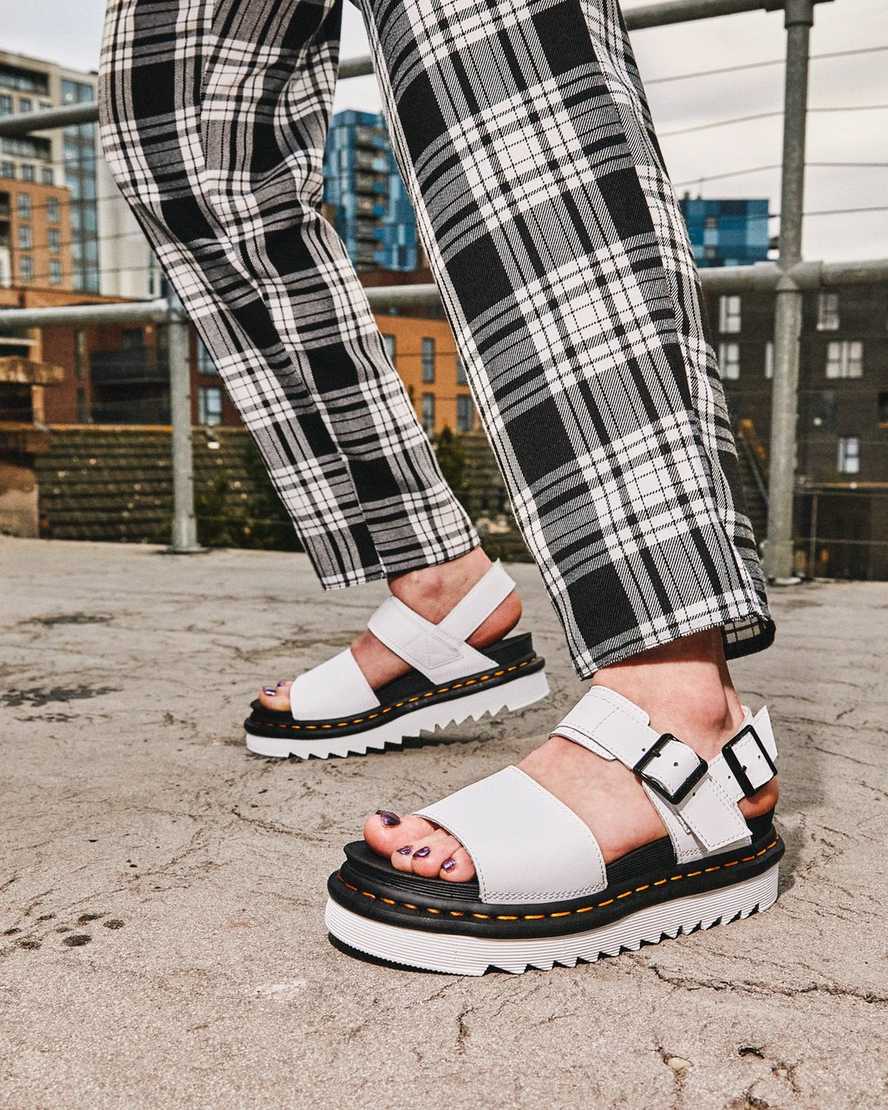 bílé dámské sandály dr. martens voss s páskem